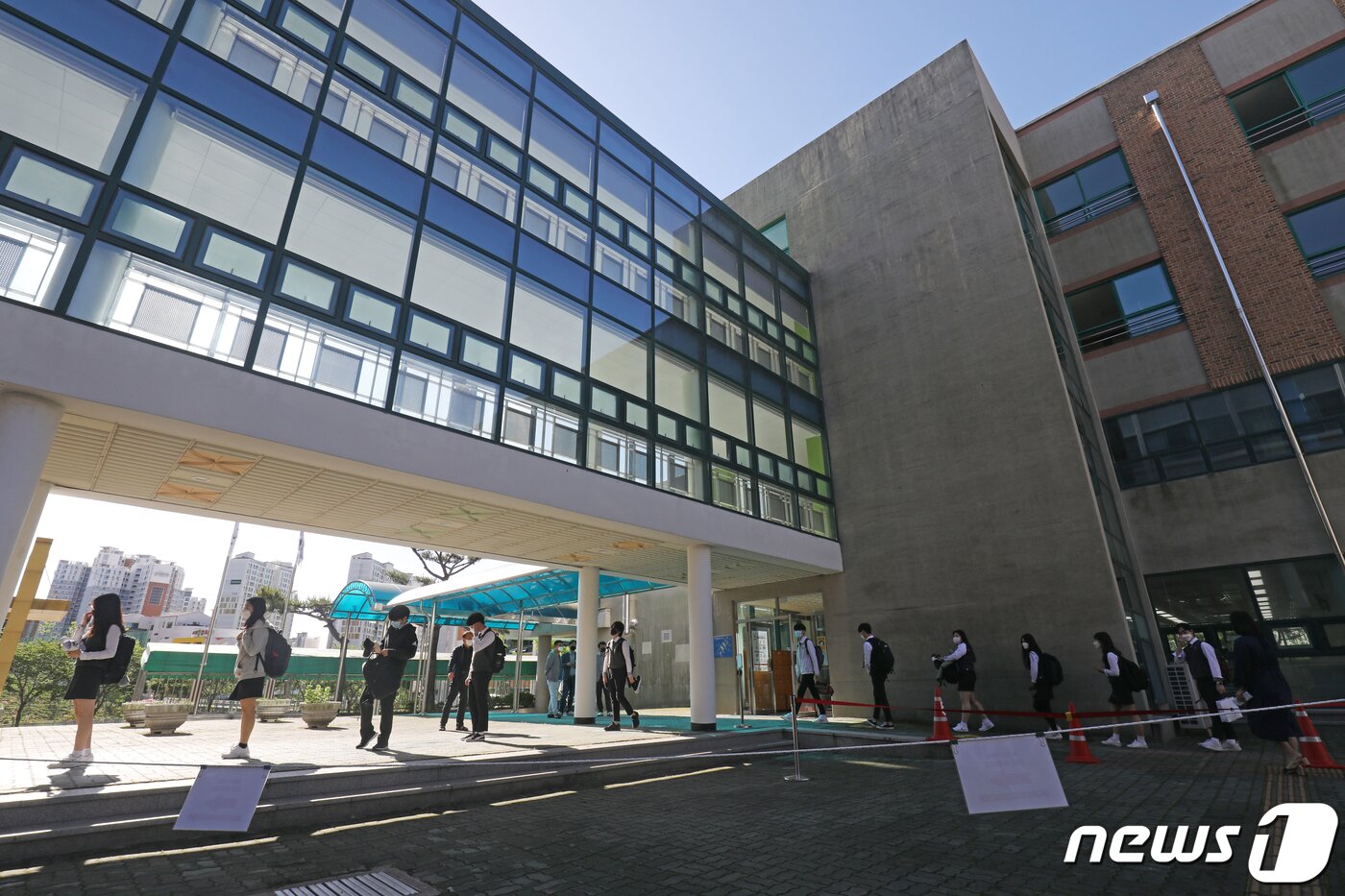 본문 이미지 - 고등학교 3학년 학생들의 등교 개학이 시작된 5월 20일 오전 울산 중구 함월고등학교에서 등교한 고3 학생들이 체온측정을 받기 위해 거리를 두고 기다리고 있다. 2020.5.20/뉴스1 ⓒ News1 윤일지 기자