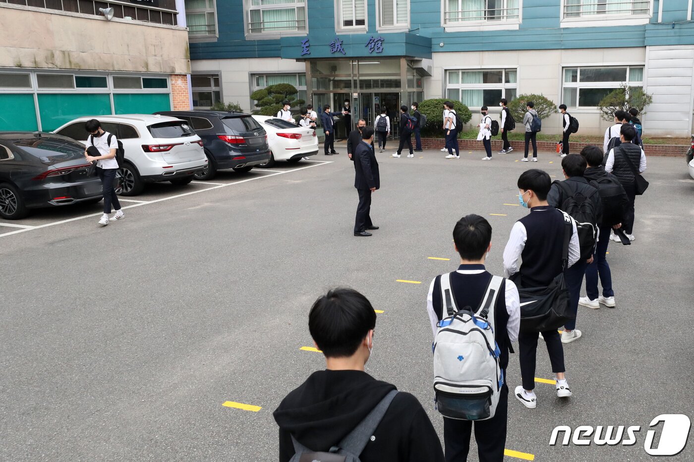 본문 이미지 - 고등학교 3학년 학생들이 등교 개학한 2020년 5월 20일 경기도 수원시 팔달구 수원고등학교에서 고3 학생들이 마스크를 쓴 채 등교 전 발열 검사를 받기 위해 거리를 두고 줄 서서 대기하는 모습. 2020.5.20/뉴스1 ⓒ News1 조태형 기자