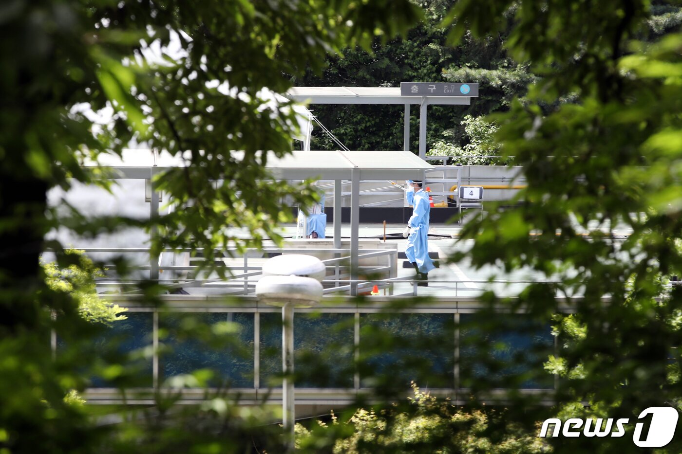 본문 이미지 - 삼성서울병원 간호사 4명이 신종 코로나바이러스 감염증(코로나19) 확진판정을 받는 등 신규 확진자가 증가하고 있는 20일 오전 서울 강남구 삼성서울병원 야외주차장 옥상에 마련된 코로나19 검사소에서 의료진이 분주히 움직이고 있다. 2020.5.20/뉴스1 ⓒ News1 이광호 기자