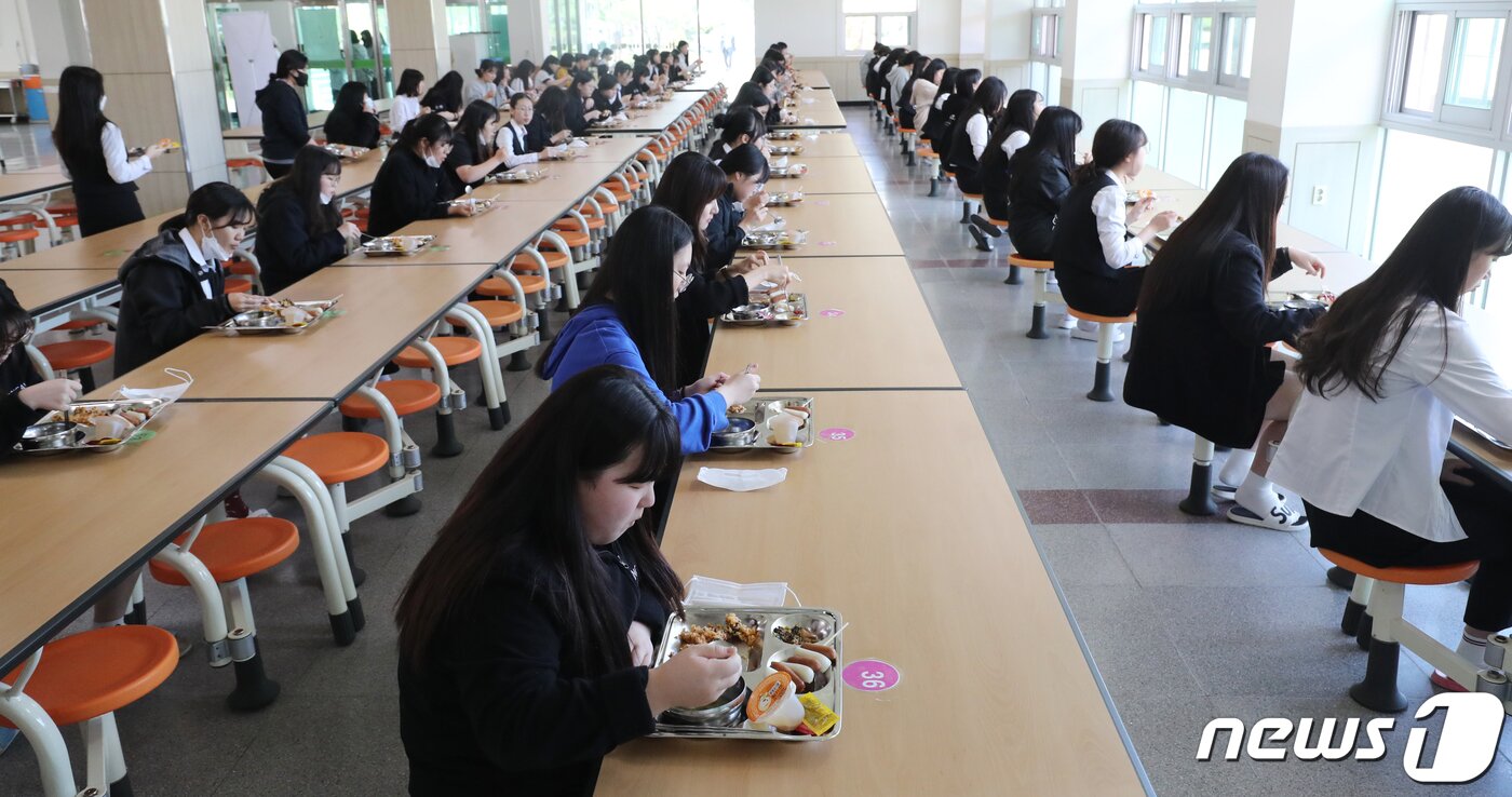 본문 이미지 - 고등학교 3학년 등교가 시작된 20일 오후 충북 청주시 서원구 중앙여자고등학교에서 학생들이 한 방향을 바라보고 급식을 먹고 있다. 2020.5.20/뉴스1 ⓒ News1 김용빈 기자