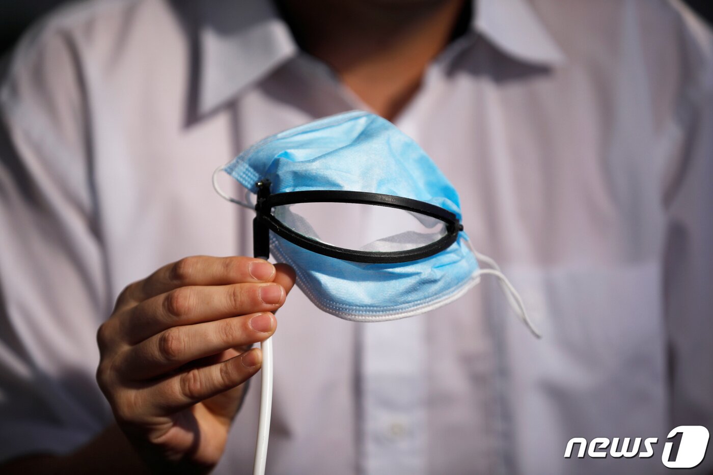 본문 이미지 - 리모컨으로 열고 닫을 수 있는 마스크 ⓒ 로이터=뉴스1