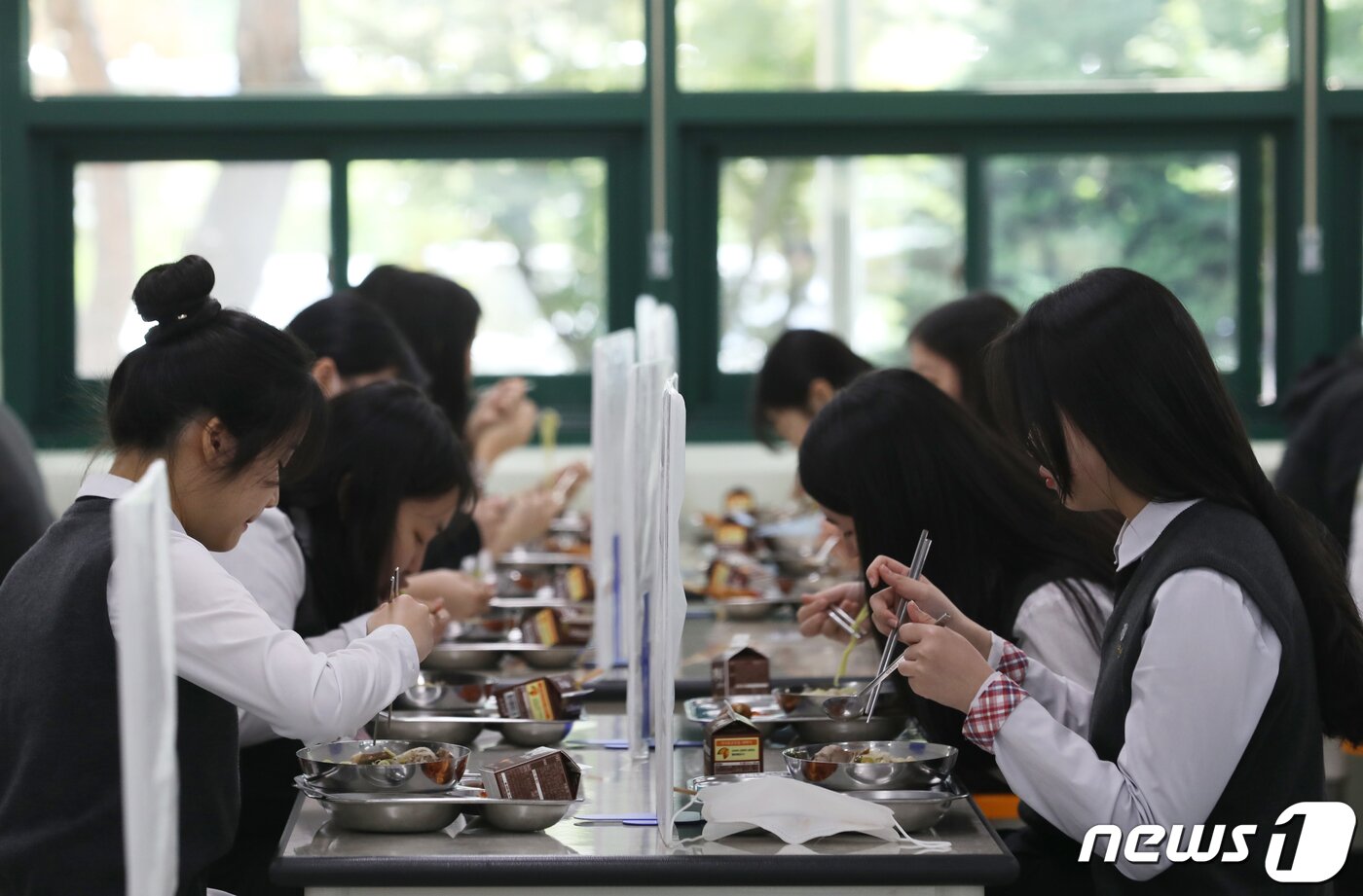 본문 이미지 - 고등학교 3학년 학생들의 등교 개학이 시작된 5월 20일 울산 중구 함월고등학교에서 학생들이 칸막이가 설치된 급식실에서 점심을 먹고 있다. 2020.5.20/뉴스1 ⓒ News1 윤일지 기자