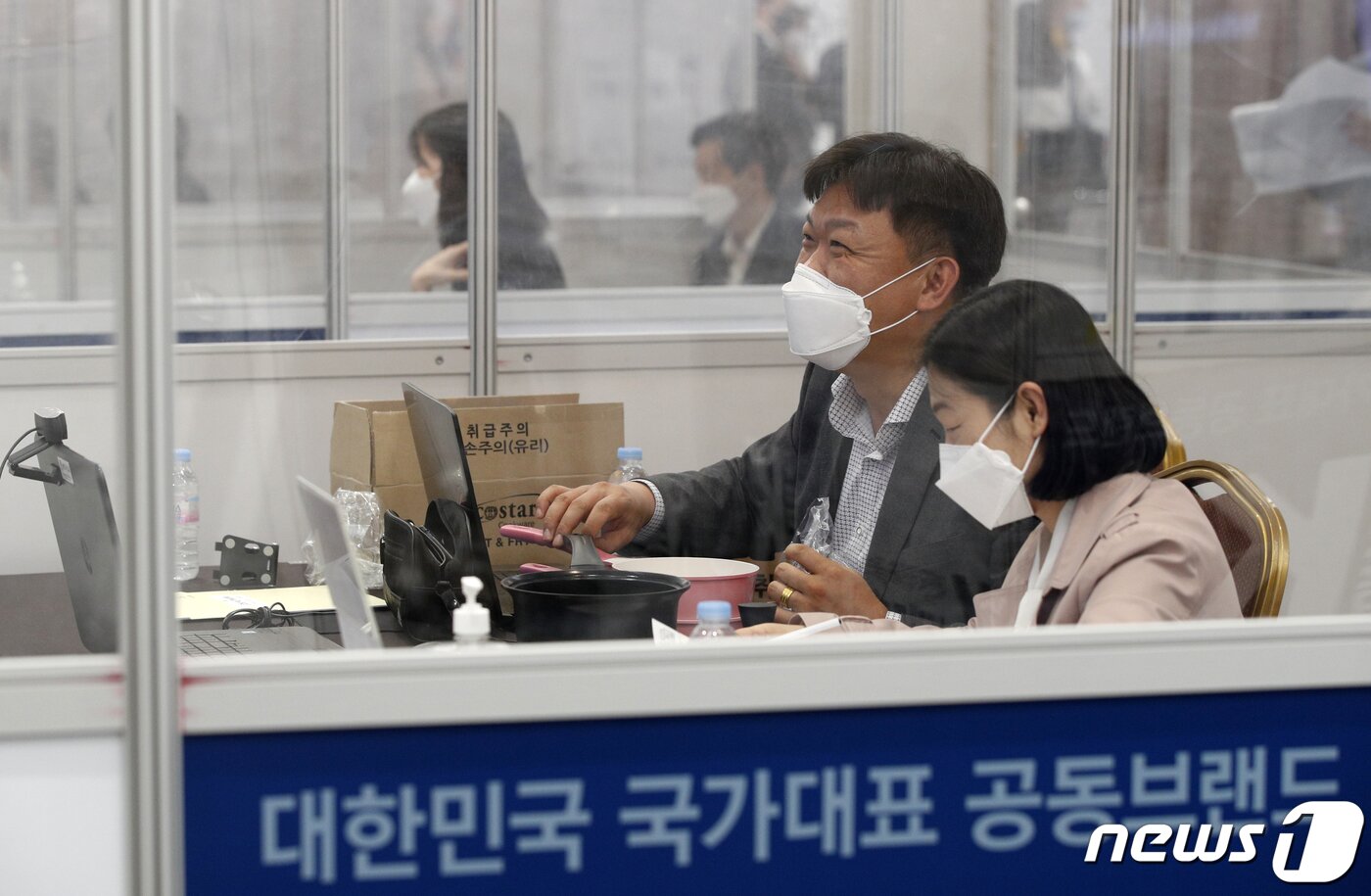 본문 이미지 - 지난달 코엑스에서 열린 '브랜드K 선정기업 화상 수출상담회'에서 기업인들이 바이어와 화상 상담을 하고 있다. /뉴스1 DB ⓒ News1 안은나 기자
