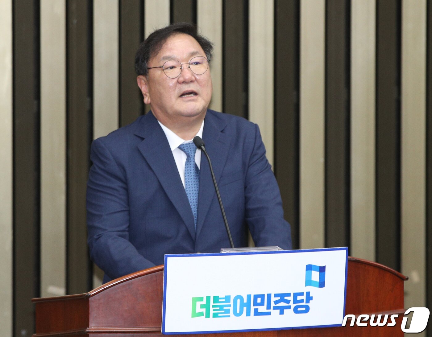 본문 이미지 - 김태년 더불어민주당 원내대표가 20일 오후 서울 여의도 국회에서 열린 의원총회에서 발언하고 있다. 2020.5.20/뉴스1 ⓒ News1 신웅수 기자
