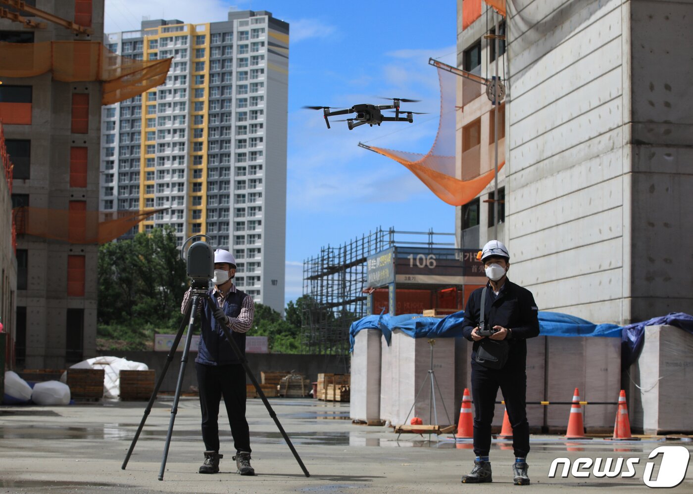 본문 이미지 - 경기도 하남의 한 아파트 공사현장에서 대림산업 관계자들이 3D 스캐너와 드론을 활용한 측량작업을 하고 있다. 2020.5.21/뉴스1 ⓒ News1 구윤성 기자