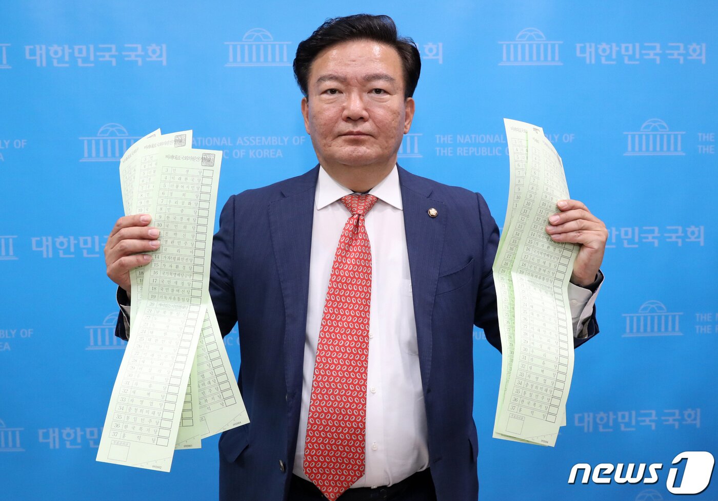 본문 이미지 - 민경욱 미래통합당 의원이 지난 21일 오후 서울 여의도 국회 소통관에서 투표용지를 들고 총선 부정선거 의혹을 제기하는 기자회견을 하고 있다. /뉴스1 ⓒ News1 박세연 기자