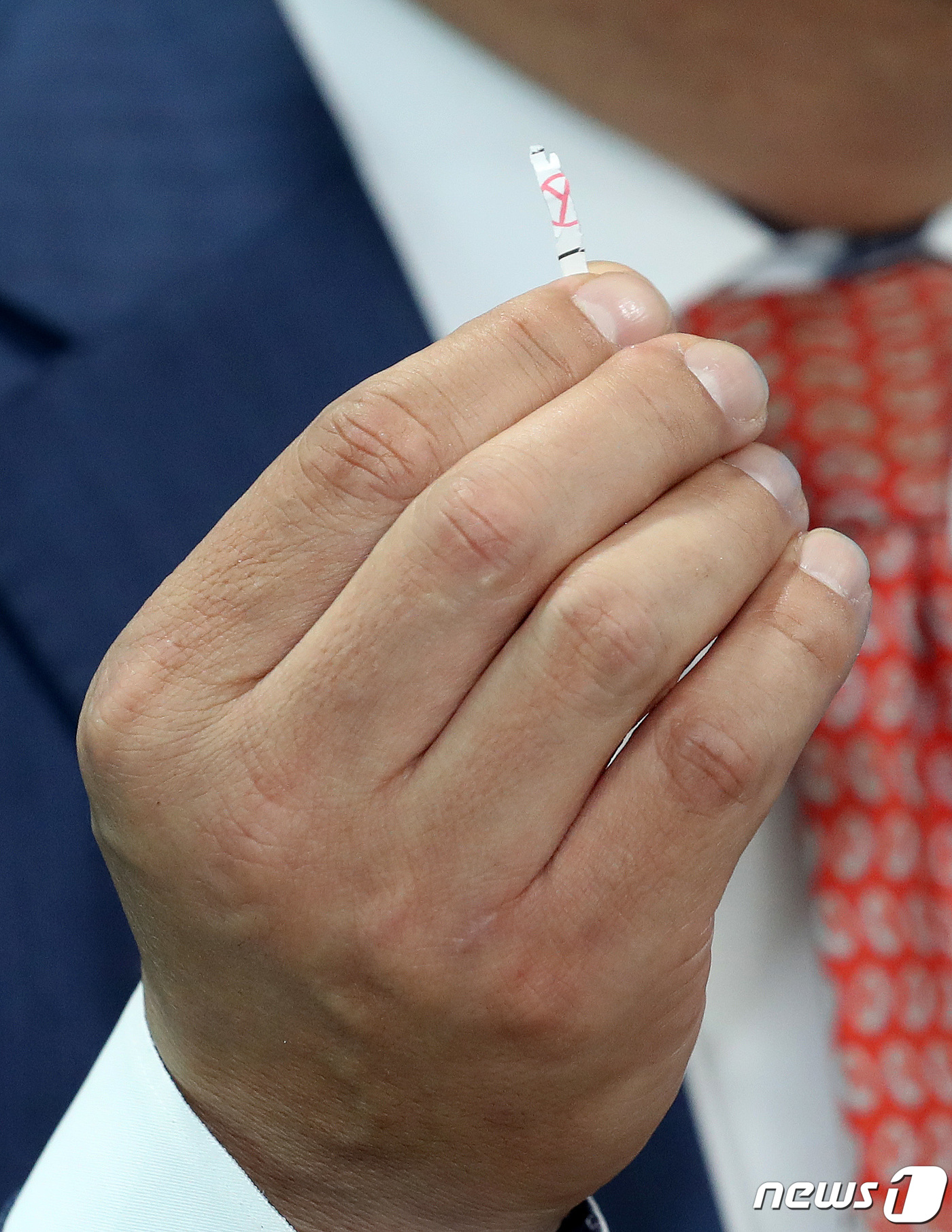 (서울=뉴스1) 박세연 기자 = 민경욱 미래통합당 의원이 21일 오후 서울 여의도 국회 소통관에서 파쇄된 투표용지를 들고 총선 부정선거 의혹을 제기하는 기자회견을 하고 있다. 민 …