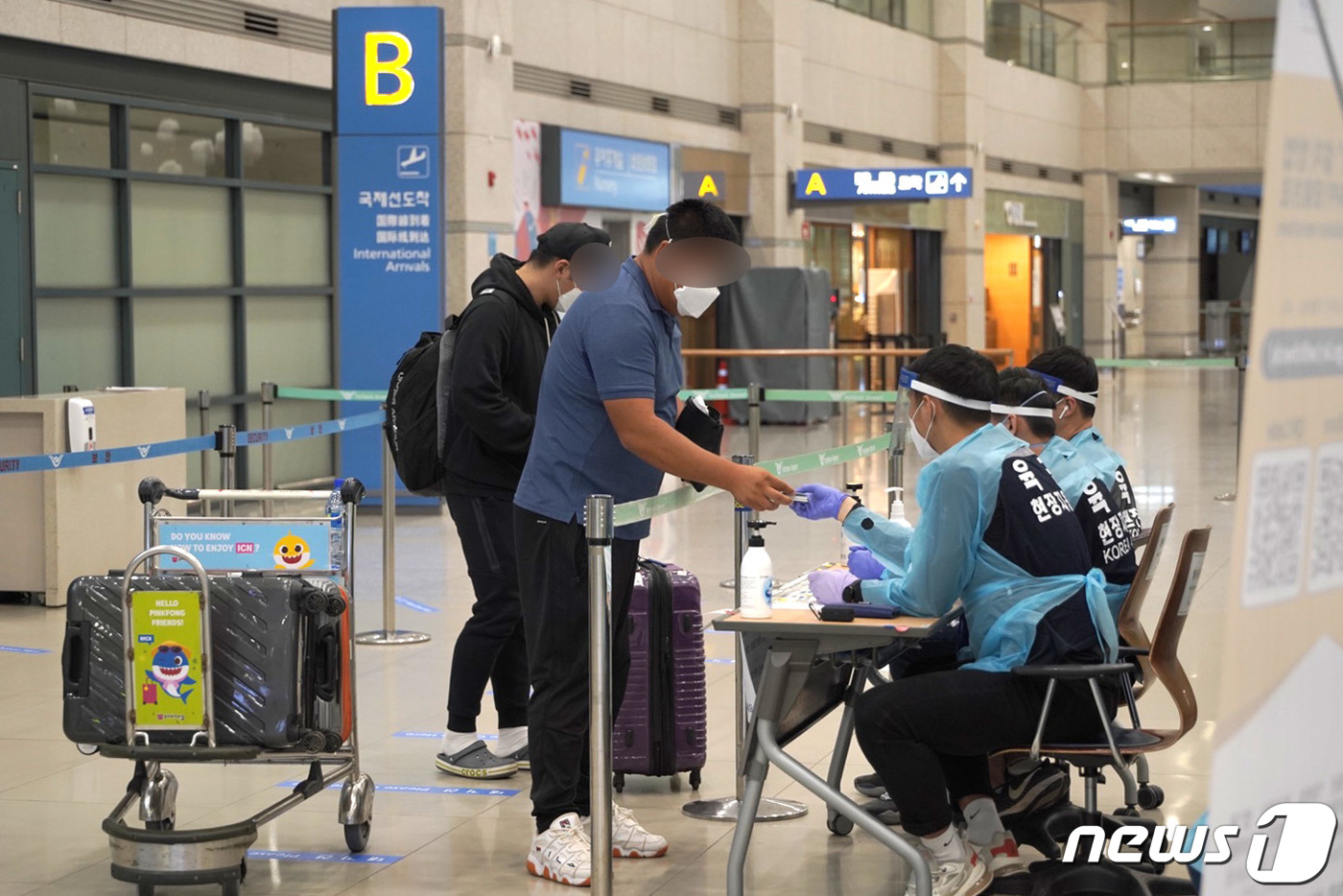 (서울=뉴스1) = 아프리카 교민 60명이 한빛부대 12진을 태우고 남수단으로 향했던 전세기를 타고 21일 오후 인천국제공항을 통해 귀국했다. (국방부 제공) 2020.5.22/뉴 …