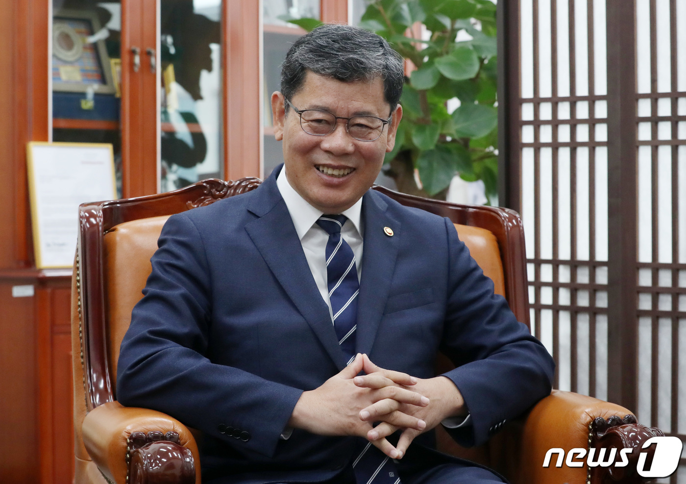 (서울=뉴스1) 박세연 기자 = 김연철 통일부 장관이 22일 오전 서울 여의도 국회에서 윤상현 외통위원장과 면담을 갖고 대화를 나누고 있다. 2020.5.22/뉴스1