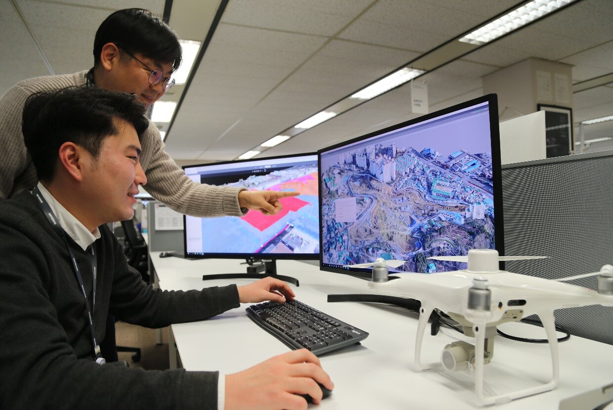 본문 이미지 - 대림산업 직원들이 3D 스캐너와 드론을 활용해 BIM 설계에 필요한 측량자료를 촬영하고 있다./사진제공=대림산업ⓒ 뉴스1