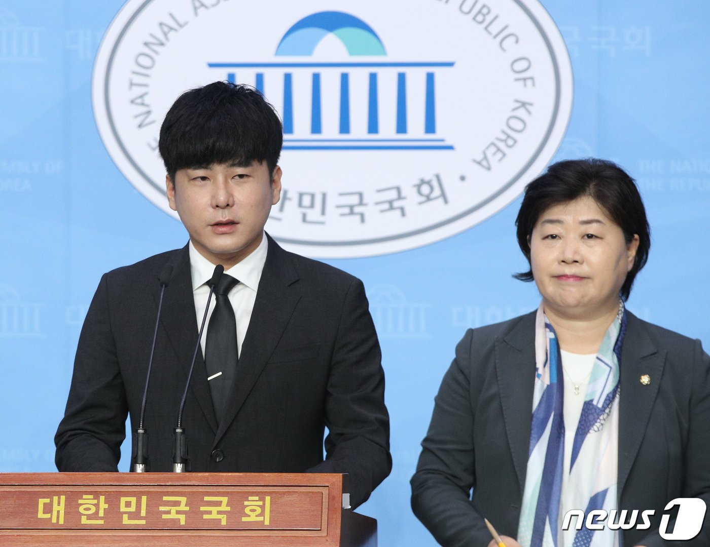 본문 이미지 - 고 구하라씨의 오빠인 구호인씨가 22일 오전 서울 여의도 국회 소통관에서 구하라법 통과 촉구 기자회견을 하고 있다. ‘구하라법’은 부양의무를 제대로 못한 부모나 자식을 상대로 재산상속을 막는 법으로 이번 20대 국회 마지막 본회의에 오르지 못해 자동 폐기됐다. 2020.5.22/뉴스1 ⓒ News1 신웅수 기자