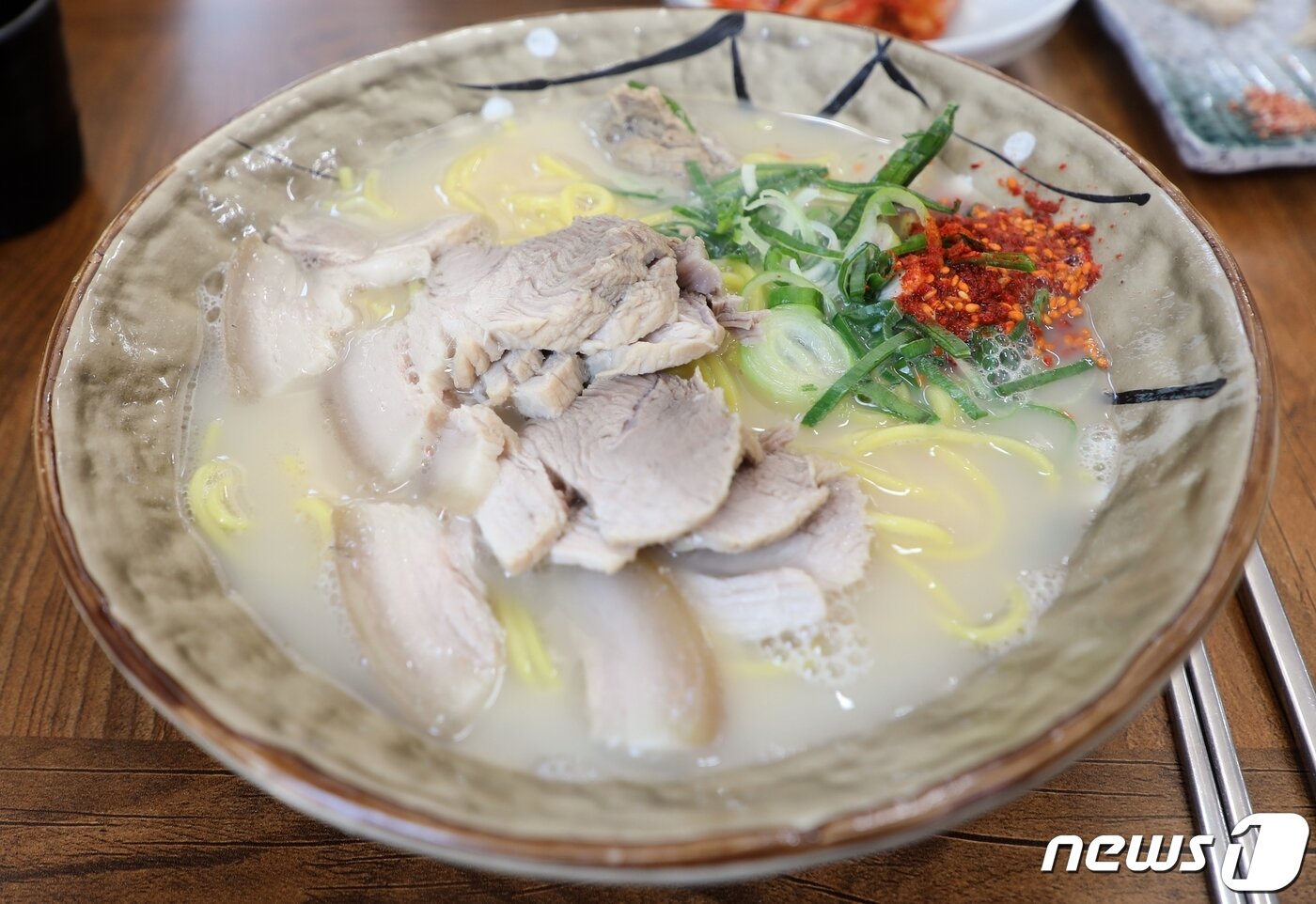 본문 이미지 - 제주 향토음식 고기국수.2020.5.22/뉴스1ⓒ News1 홍수영 기자