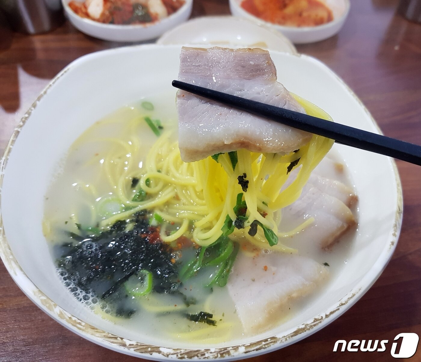 본문 이미지 - 제주 향토음식 고기국수.2020.5.22/뉴스1ⓒ News1
