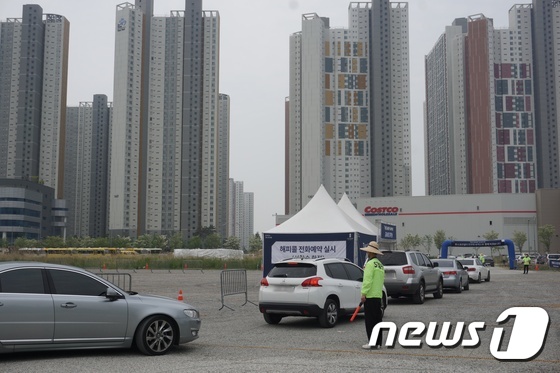 22일 인천 송도동 '더샵 송도센터니얼' 견본주택(모델하우스) 앞에 차량들이 줄지어 서있는 모습. 2020.5.22/© 뉴스1