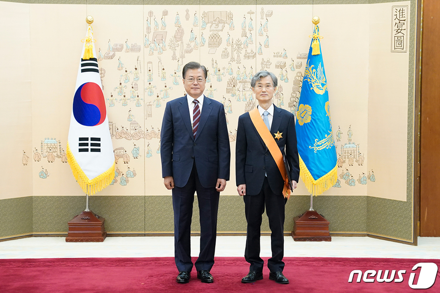 (서울=뉴스1) 유승관 기자 = 문재인 대통령이 22일 청와대에서 조희대 전 대법관에게 청조근정훈장을 수여한 후 기념촬영을 하고 있다. (청와대 제공) 2020.5.22/뉴스1