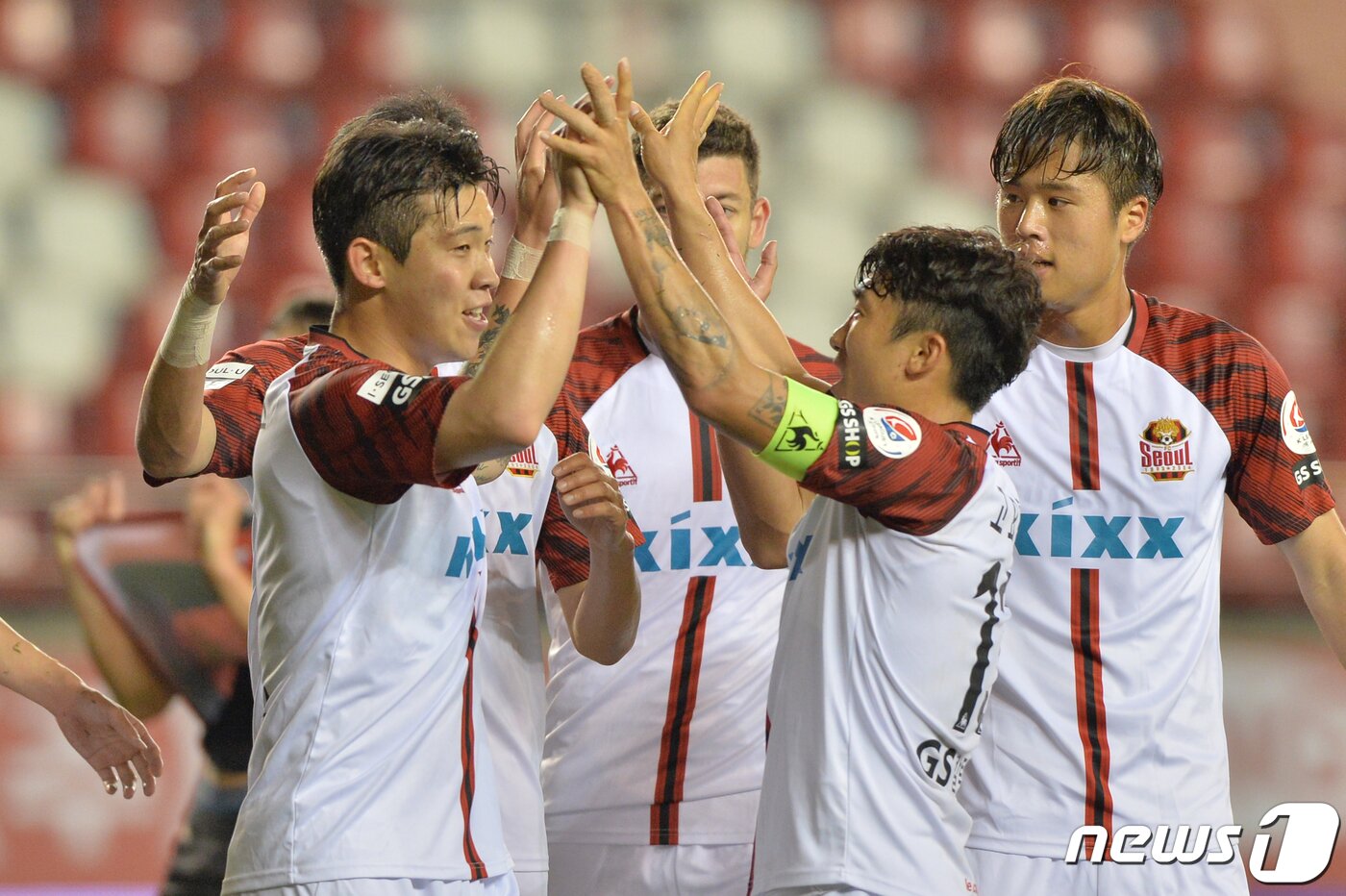 본문 이미지 - 22일 오후 경북 포항스틸야드에서 무관중 경기로 열린 프로축구 하나원큐 K리그 1 2020 포항스틸러스와 FC서울 경기 전반 서울 황현수가 박주영의 도움으로 골을 넣은 후 동료들과 세리머니를 하고 있다. 20205.22/뉴스1 ⓒ News1 최창호 기자