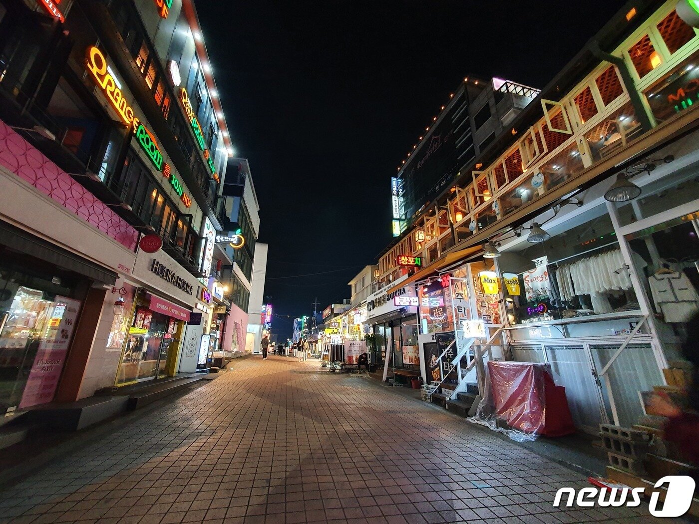본문 이미지 - 22일 밤 10시께 홍익대 앞 '젊음의 거리'의 한산한 모습 ⓒ 뉴스1 황덕현 기자