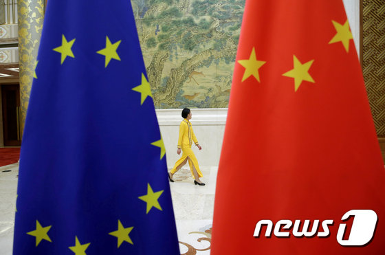 EU, 홍콩 선거 체제 개편에 “추가 조치”… 중국 위협