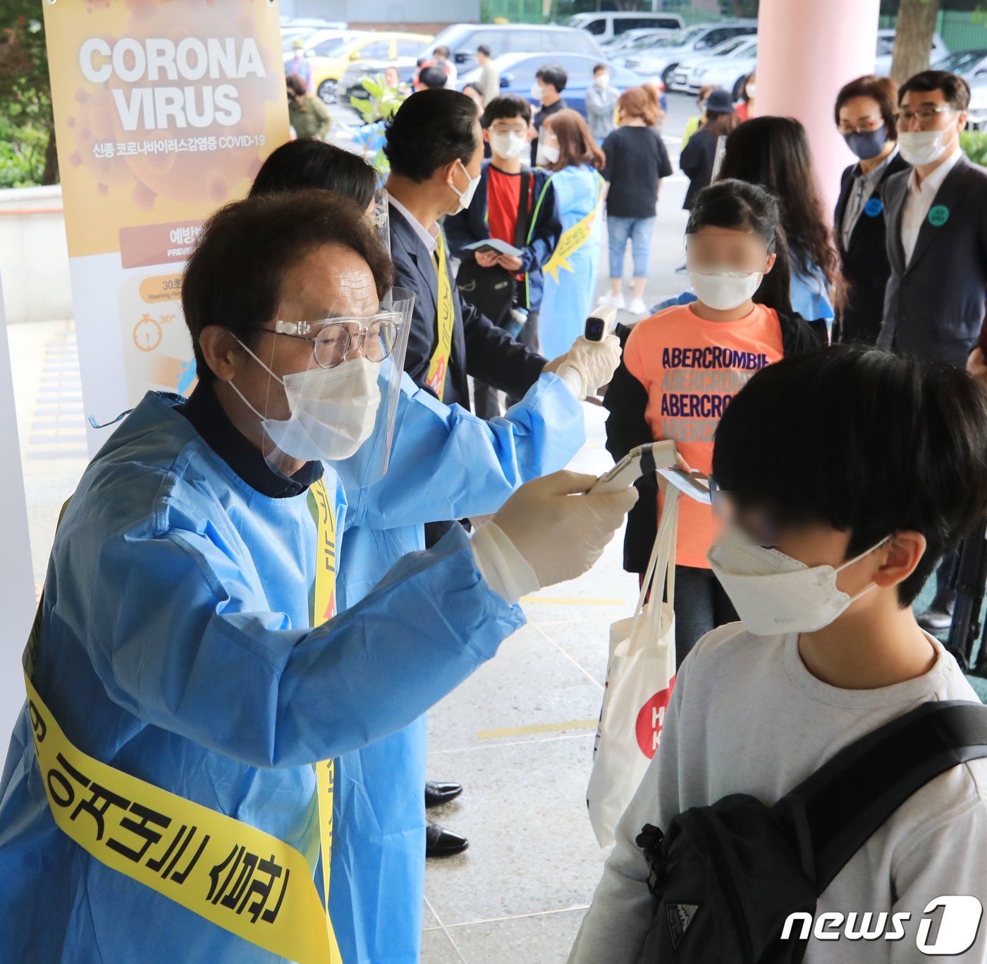 &#39;2020년도 제1회 초·중·고졸 학력인정 검정고시&#39;가 실시된 23일 오전 서울 용산구 선린중학교 고사장 출입구에서 조희연 서울시 교육감이 응시생들의 체온을 측정하고 있다. 2020.5.23/뉴스1 ⓒ News1 구윤성 기자