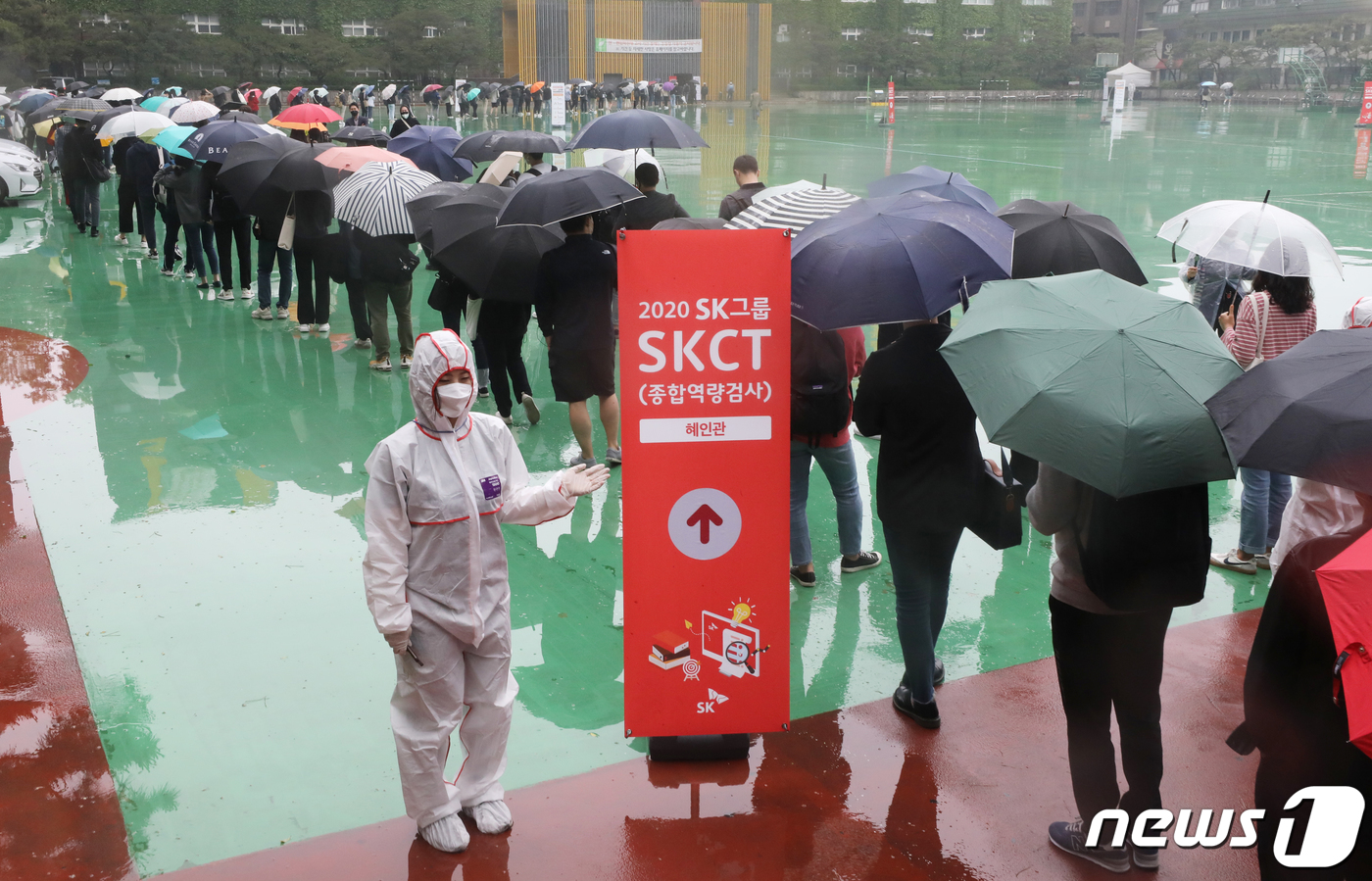 (서울=뉴스1) 송원영 기자 = 24일 서울 성북구 서경대학교에서 열린 SK 그룹 상반기 공채 필기전형인 SK종합역량검사(SKCT)에서 신종 코로나바이러스 감염증(코로나19) 방역 …