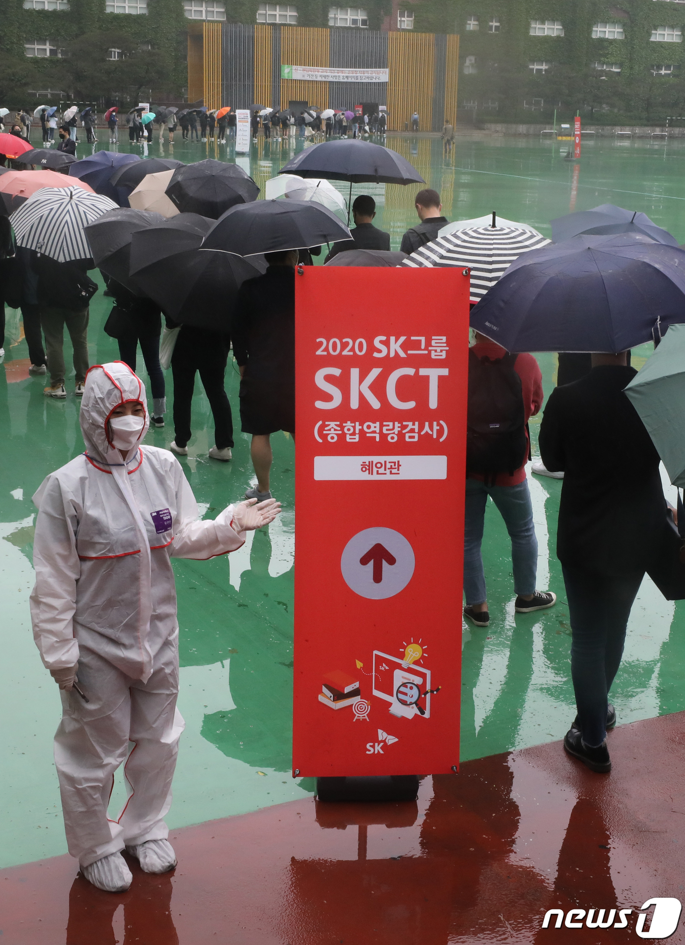 (서울=뉴스1) 송원영 기자 = 24일 서울 성북구 서경대학교에서 열린 SK 그룹 상반기 공채 필기전형인 SK종합역량검사(SKCT)에서 신종 코로나바이러스 감염증(코로나19) 방역 …
