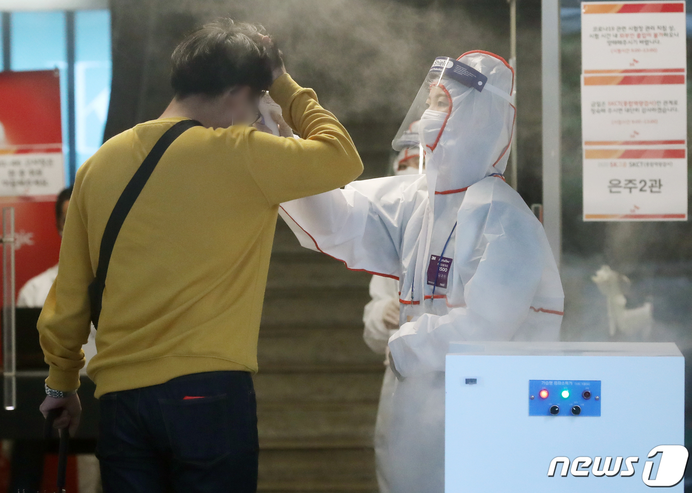 (서울=뉴스1) 송원영 기자 = 24일 서울 성북구 서경대학교에서 열린 SK 그룹 상반기 공채 필기전형인 SK종합역량검사(SKCT)에서 신종 코로나바이러스 감염증(코로나19) 방역 …