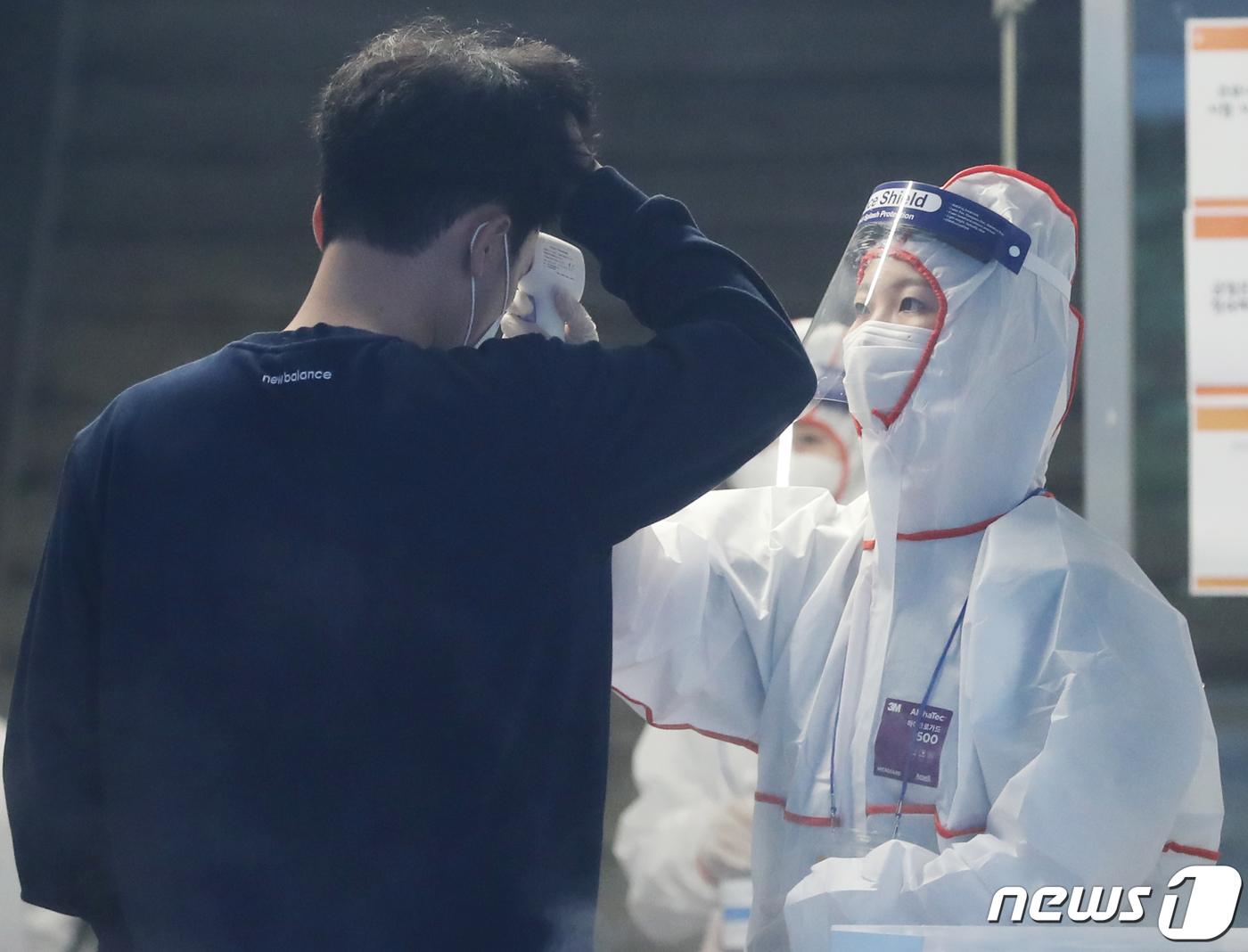 (서울=뉴스1) 송원영 기자 = 24일 서울 성북구 서경대학교에서 열린 SK 그룹 상반기 공채 필기전형인 SK종합역량검사(SKCT)에서 신종 코로나바이러스 감염증(코로나19) 방역 …