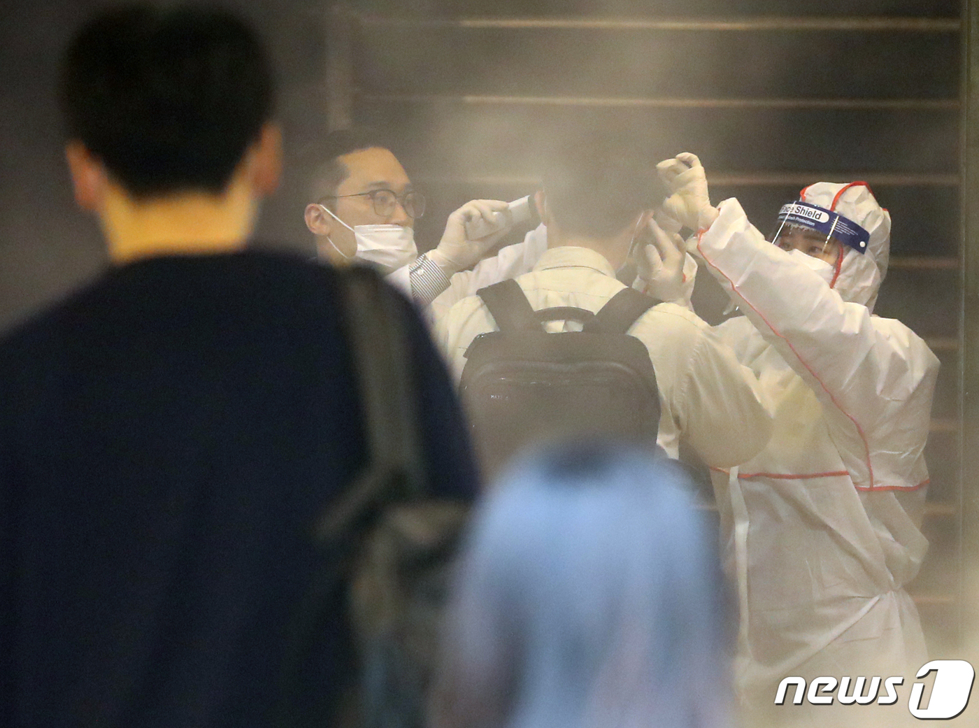 (서울=뉴스1) 송원영 기자 = 24일 서울 성북구 서경대학교에서 열린 SK 그룹 상반기 공채 필기전형인 SK종합역량검사(SKCT)에서 신종 코로나바이러스 감염증(코로나19) 방역 …