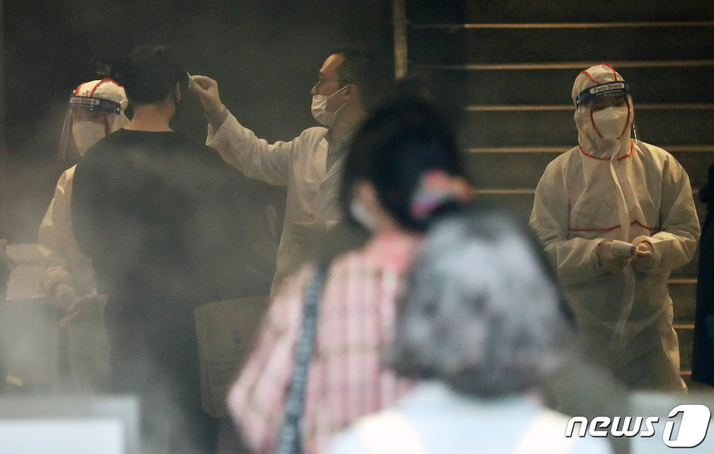 (서울=뉴스1) 송원영 기자 = 24일 서울 성북구 서경대학교에서 열린 SK 그룹 상반기 공채 필기전형인 SK종합역량검사(SKCT)에서 신종 코로나바이러스 감염증(코로나19) 방역 …