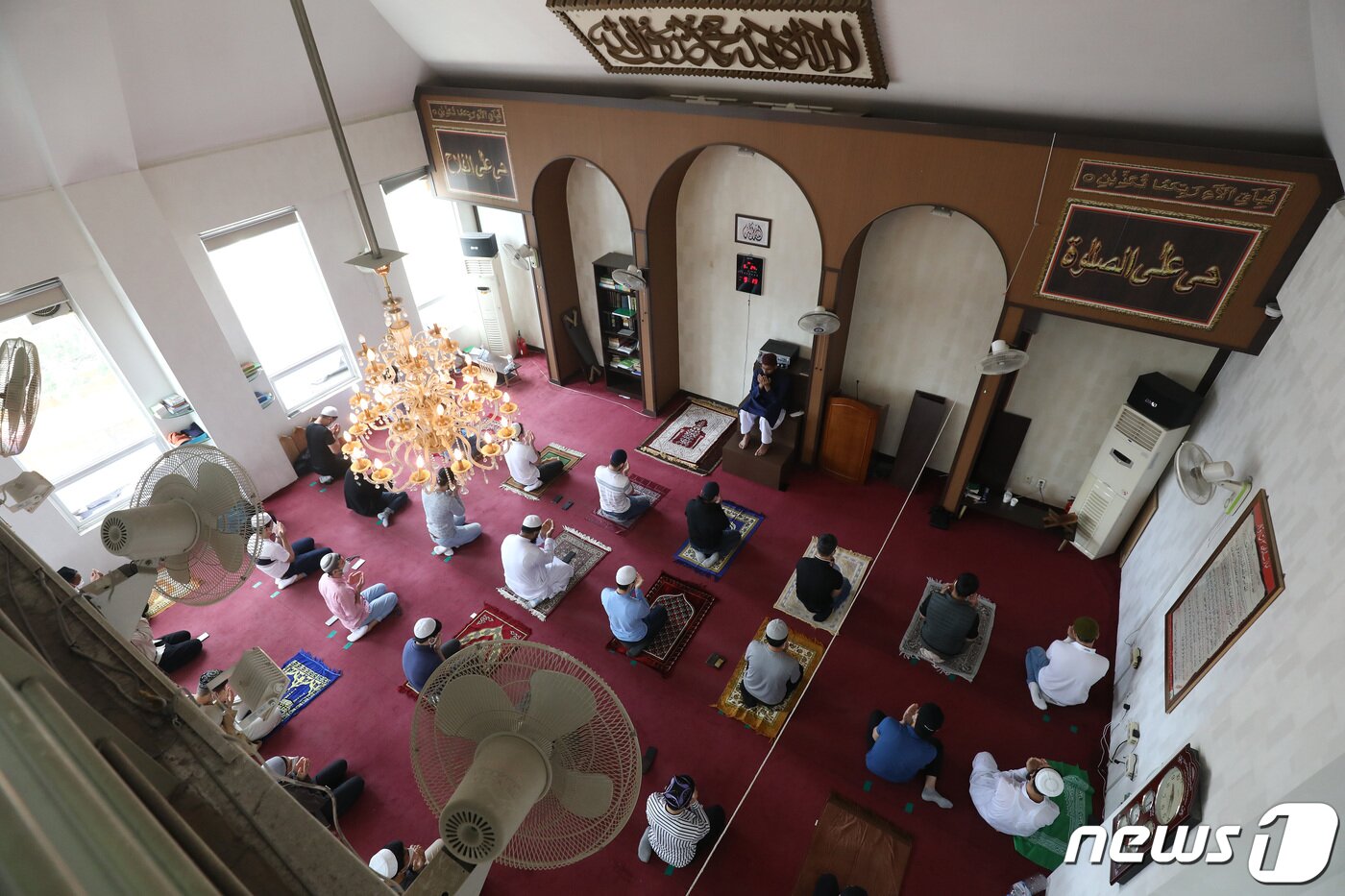 본문 이미지 - 대구이슬람성원에 모인 무슬림이 옆 사람과 거리를 유지하며 이드 알피트르(Eid al-Fitr) 예배를 드리고 있다. 2020.5.24/뉴스1 ⓒ News1 공정식 기자