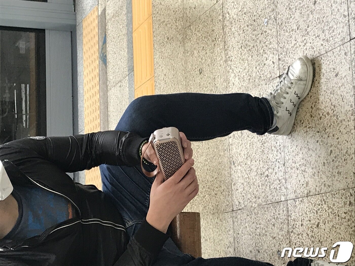 본문 이미지 - 맨손으로 들고 다녀도 전혀 이상하지 않음. 모델이 다리가 짧음. ⓒ 뉴스1 권구용 기자