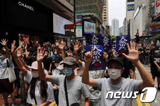 24일 홍콩 코즈웨이베이에서 열린 국가보안법 반대 시위 도중 시위대가 반중국 구호를 외치고 있다.  © 로이터=뉴스1