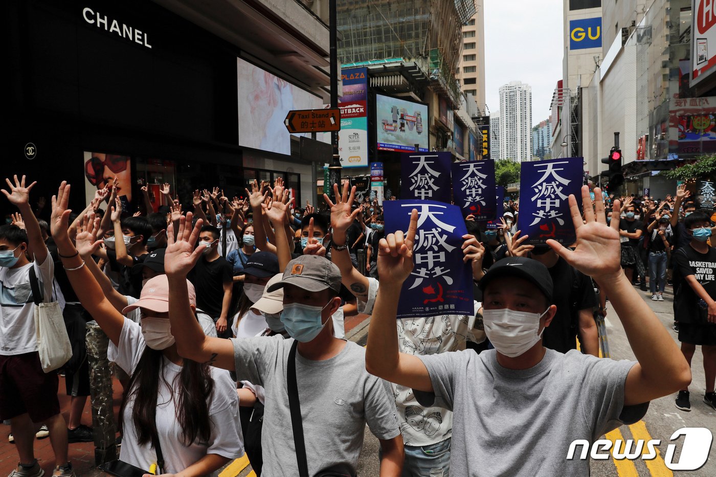 본문 이미지 - 24일 홍콩 코즈웨이베이에서 열린 국가보안법 반대 시위 도중 시위대가 반중국 구호를 외치고 있다.  ⓒ 로이터=뉴스1