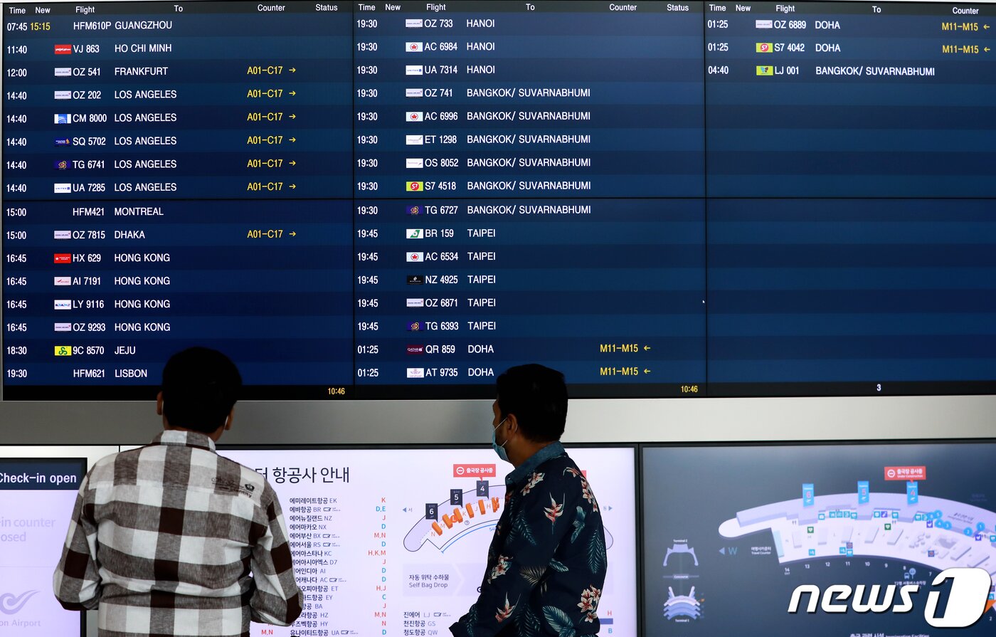 본문 이미지 - 인천국제공항 1터미널에서 외국인이 입·출국 전광판을 바라보고 있다.2020.5.25/뉴스1 ⓒ News1 정진욱 기자