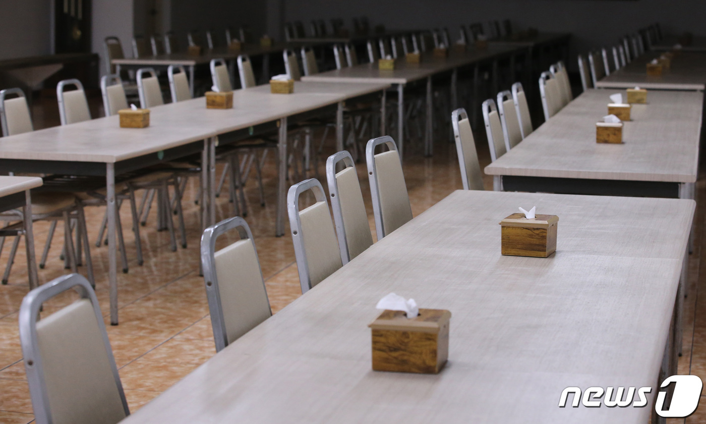 (대전=뉴스1) 김기태 기자 = 25일 오전 대전 중구청 구내식당에 빈 식탁이 보이고 있다.대전 중구청은 25일부터 3주간 신종 코로나바이러스 감염증(코라나19)으로 어려움을 겪고 …