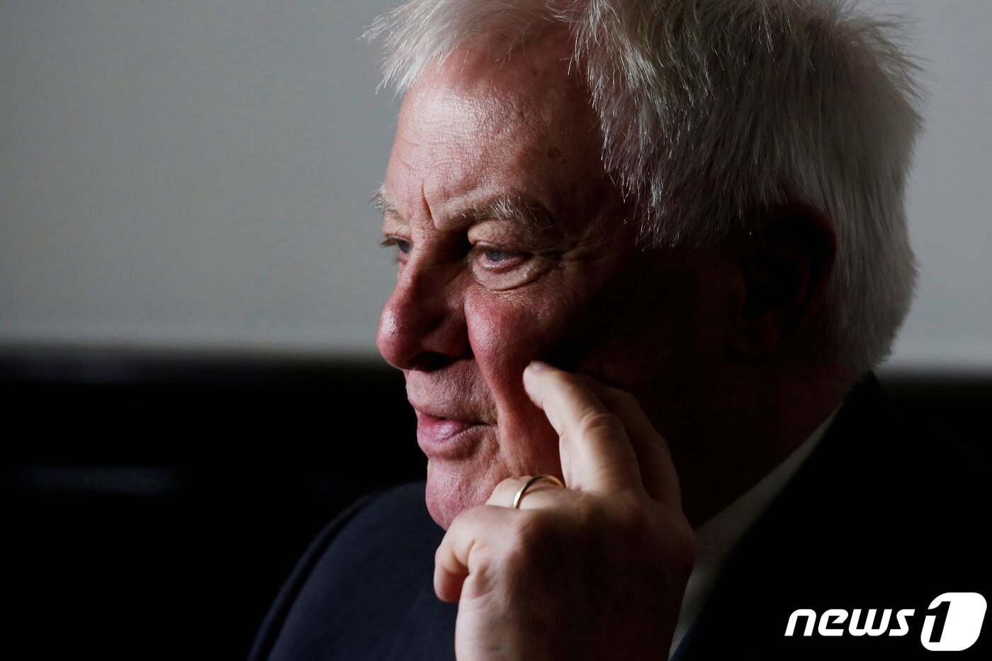 본문 이미지 - 25일 홍콩 마지막 총독이었던 크리스 패튼이 홍콩 매체와 인터뷰하고 있다. ⓒ 로이터=뉴스1 ⓒ News1 