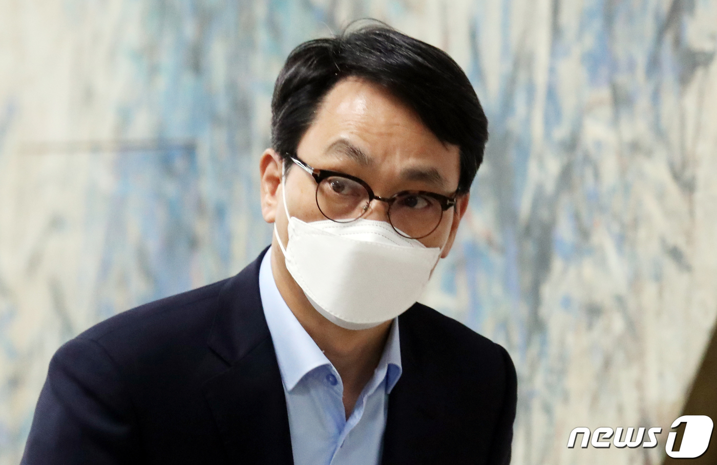 (서울=뉴스1) 김명섭 기자 = 박용기 삼성전자 부사장이 26일 서울 서초구 고등법원에서 열린 ‘삼성 노조와해’ 항소심 9차 공판에 출석하고 있다. 2020.5.26/뉴스1