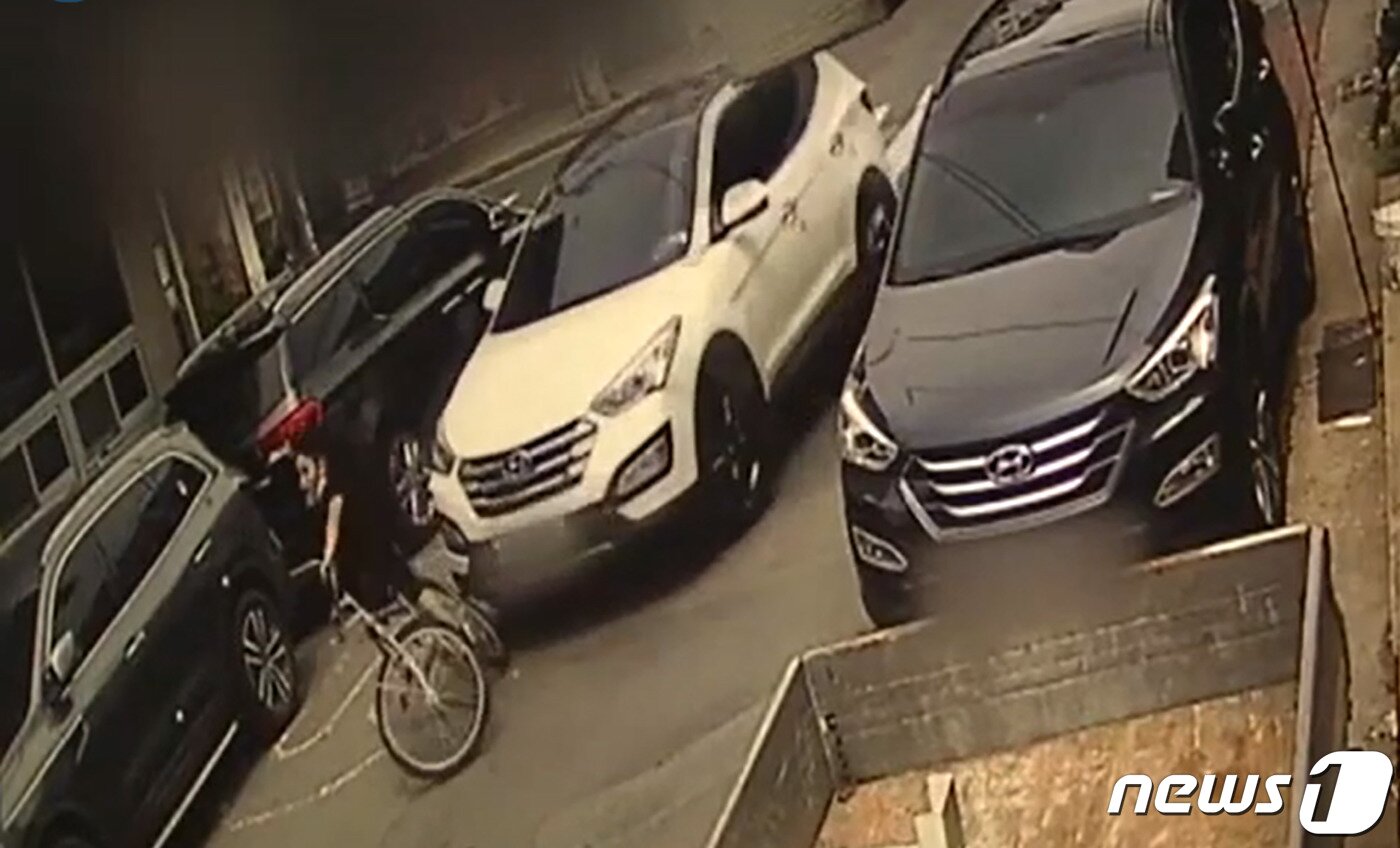 본문 이미지 - 경북 경주경찰서는 동촌동 스쿨 존에서 SUV차량이 자전거를 추돌한 사고로 자전거를 타고 가던 A군(9)이 사고 충격으로 넘어지는 모습. (독자제공)2020.5.26/ 뉴스1