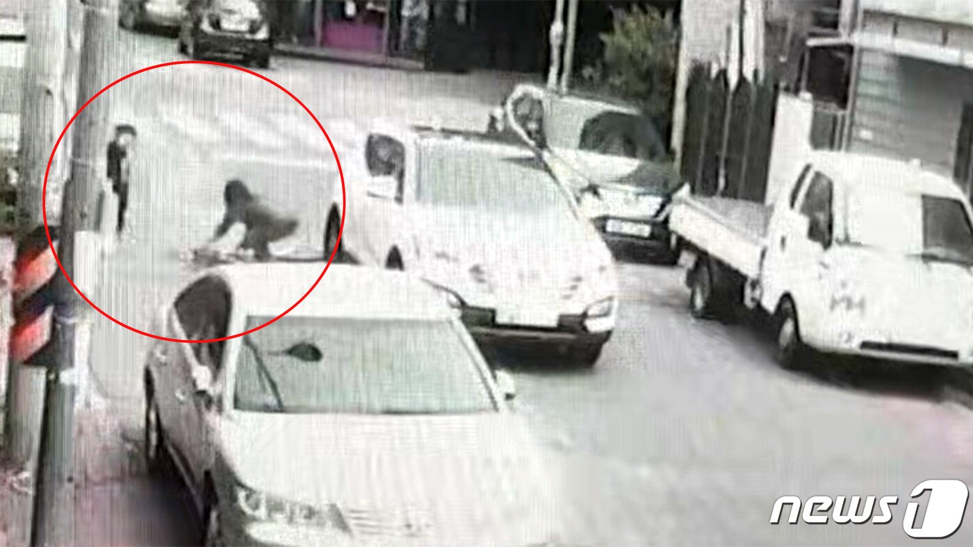 본문 이미지 - 경북 경주경찰서는 동촌동 스쿨 존에서 SUV차량이 자전거를 타고 가던 A군(9)의 자전거 후미를 추돌한 후 운전자가 나와 자전거를 일으켜 세우고 있는 모습. (독자제공)2020.5.26/ 뉴스1