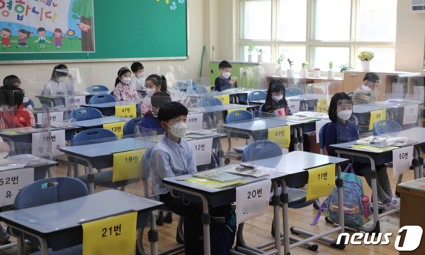 본문 이미지 - 초등학교 1~2학년생 등교가 시작된 27일 오전 부산 해운대구 센텀초등학교에서 1학년 학생들이 칸막이가 쳐진 교실에서 마스크를 쓴 채 앉아 있다. 2020.05.27/뉴스1 ⓒ News1 박세진 기자