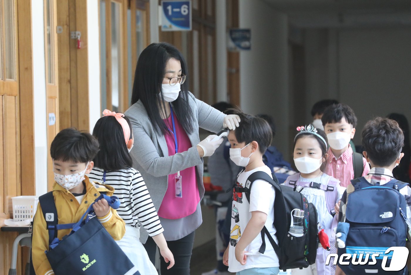 본문 이미지 - 초등학교 저학년 등교 첫 날인 27일 충북 청주시 흥덕구 솔밭초등학교에서 학생들이 교실로 들어가기 전 발열 체크를 하고 있다. 2020.5.27/뉴스1 ⓒ News1 김용빈 기자