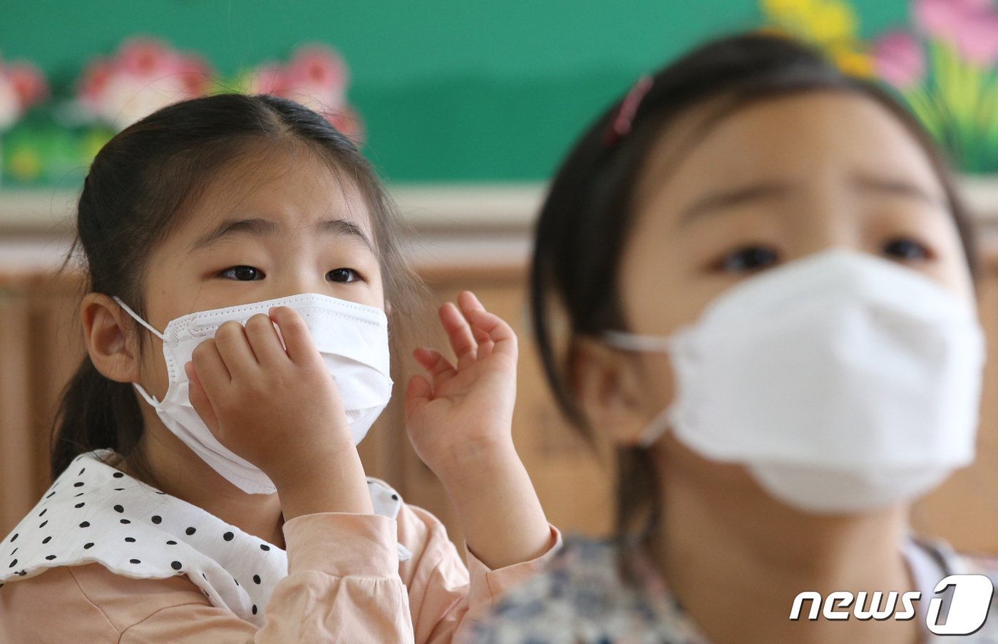 본문 이미지 - 고등학교 2학년과 중학교 3학년, 초등학교 1∼2학년, 유치원생 등교 개학이 시작된 27일 오전 대전 중구 문화초등학교에서 1학년 교실에서 학생이 책상에 앉아 있다. 2020.5.27/뉴스1 ⓒ News1 김기태 기자