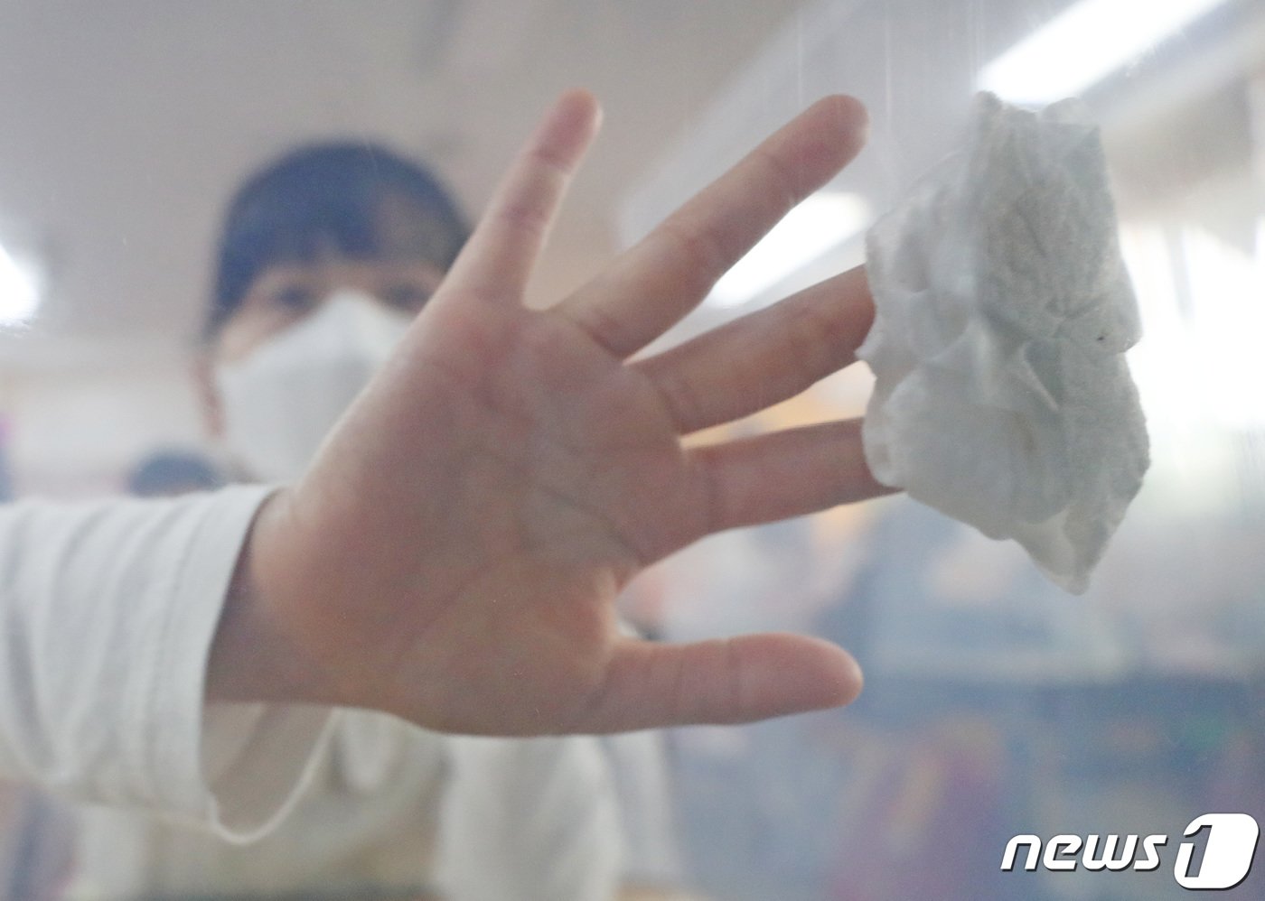 본문 이미지 - 초등학교 1·2학년과 유치원의 등교 수업이 시작된 27일 오전 경기도 수원시 장안구 한일초등학교에서 1학년 학생들이 신종 코로나바이러스 감염증&#40;코로나19&#41; 예방을 위해 마스크를 쓴 채 투명 칸막이를 소독하고 있다. 2020.5.27/뉴스1 ⓒ News1 조태형 기자