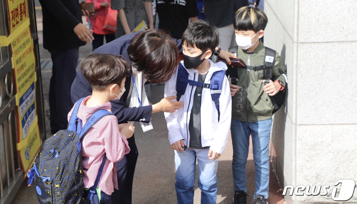 (부산=뉴스1) 박세진 기자 = 27일 오전 올해 첫 등교에 나선 부산 해운대구 센텀초등학교 학생들이 교문을 통과하고 있다.2020.05.27/뉴스1