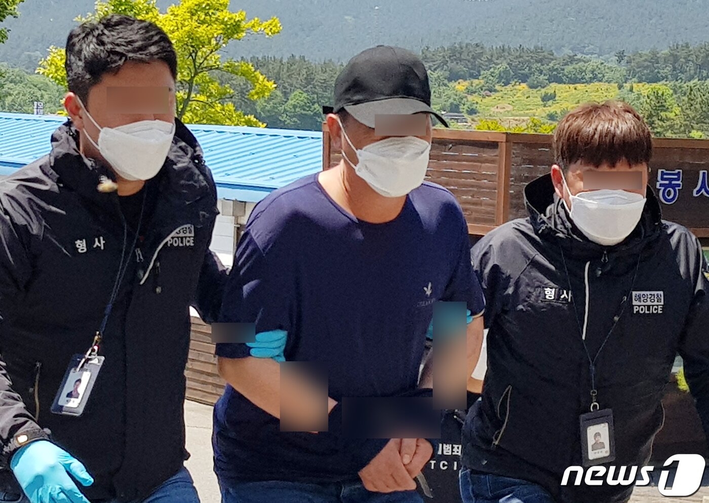 본문 이미지 - 모터보트를 타고 태안으로 밀입국해 검거된 중국인 남성 1명이 지난달 27일 오후 충남 태안해양경찰서로 이송되고 있다. 2020.5.27/뉴스1 ⓒ News1 김태완 기자