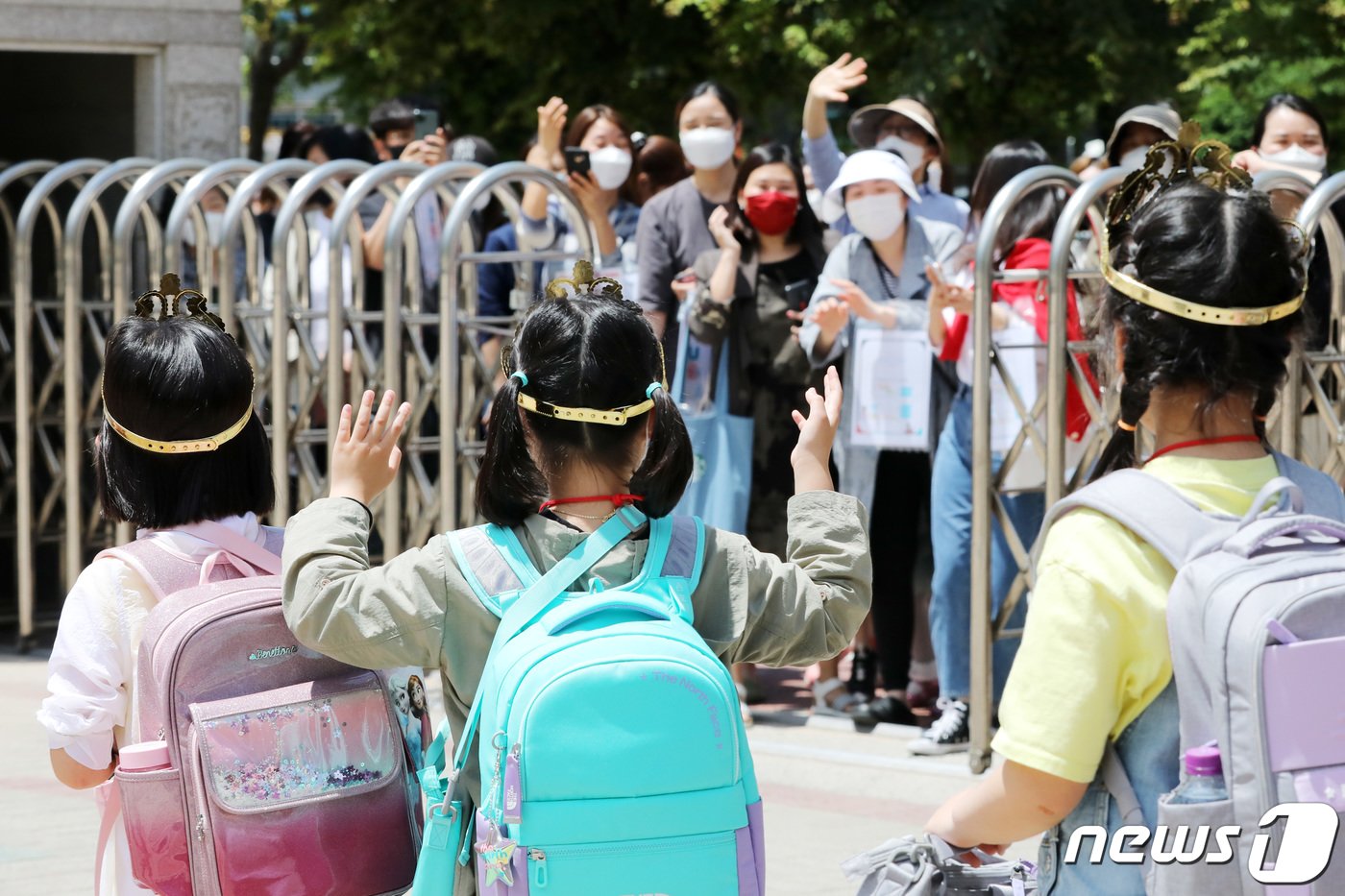 본문 이미지 - 초등학교 1·2학년과 유치원의 등교 수업이 시작된 27일 오후 경기도 수원시 팔달구 매여울초등학교에서 신종 코로나바이러스 감염증&#40;코로나19&#41; 예방을 위해 마스크를 쓴 1학년 학생들이 입학을 축하하는 의미로 왕관을 쓰고 하교하고 있다. 2020.5.27/뉴스1 ⓒ News1 조태형 기자