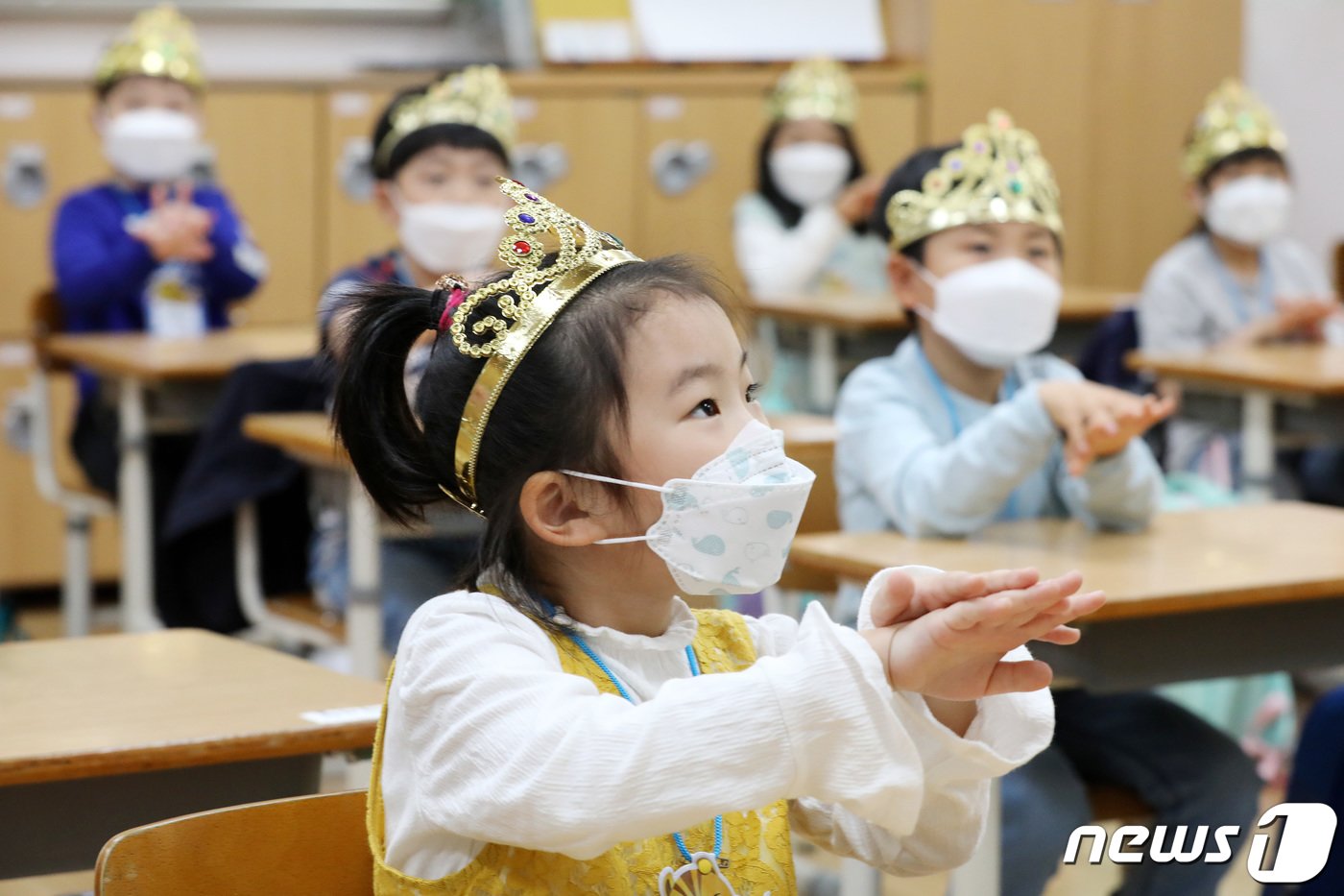 본문 이미지 - 초등학교 1·2학년과 유치원의 등교 수업이 시작된 27일 오후 경기도 수원시 팔달구 매여울초등학교에서 신종 코로나바이러스 감염증&#40;코로나19&#41; 예방을 위해 마스크를 쓴 1학년 학생들이 입학을 축하하는 의미로 왕관을 쓰고 손 씻기 교육을 받고 있다. 2020.5.27/뉴스1 ⓒ News1 조태형 기자