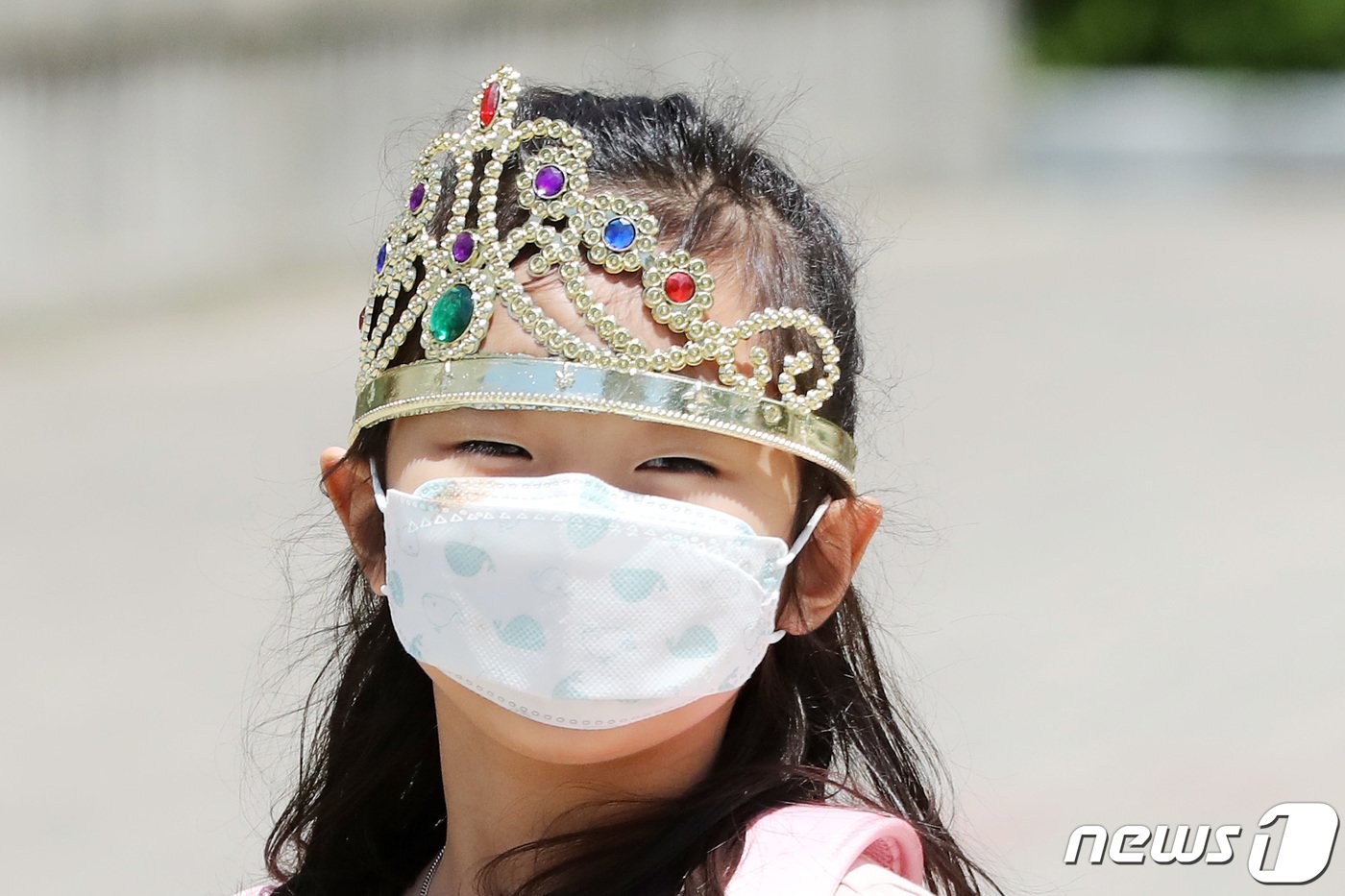 본문 이미지 - 초등학교 1·2학년과 유치원의 등교 수업이 시작된 27일 오후 경기도 수원시 팔달구 매여울초등학교에서 신종 코로나바이러스 감염증&#40;코로나19&#41; 예방을 위해 마스크를 쓴 1학년 학생들이 입학을 축하하는 의미로 왕관을 쓰고 하교하고 있다. 2020.5.27/뉴스1 ⓒ News1 조태형 기자