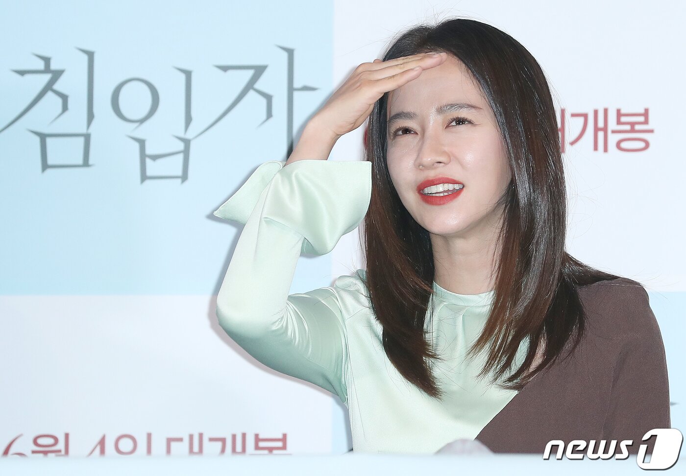 본문 이미지 - 배우 송지효가 27일 오후 서울 용산구 CGV용산아이파크몰에서 열린 영화 ‘침입자’ 언론시사회에 참석해 취재진의 질문을 듣고 있다. 영화 ‘침입자’는 실종됐던 동생 유진이 25년 만에 집으로 돌아온 뒤 가족들이 조금씩 변해가고, 이를 이상하게 여긴 오빠 서진이 동생의 비밀을 쫓다 충격적 진실과 마주하게 되는 미스터리 스릴러다. 2020.5.27 ⓒ 뉴스1 김진환 기자