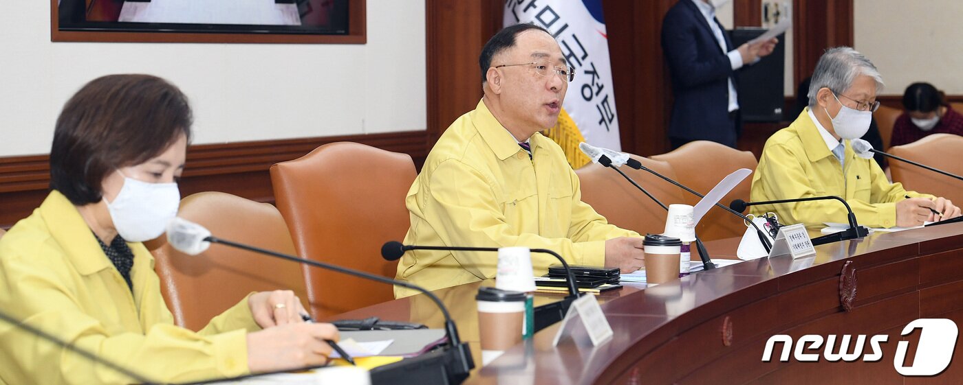 본문 이미지 - 홍남기 부총리가 제5차 비상경제 중앙대책본부 회의에서 대한민국 동행세일 계획을 밝히고 있다. ⓒ News1 이재명 기자